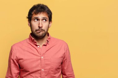 Genç ve yakışıklı Hintli adamın kafası karışık.
