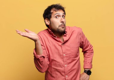 Genç ve yakışıklı Hintli adamın kafası karışık.