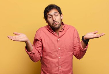 Genç ve yakışıklı Hintli adamın kafası karışık.