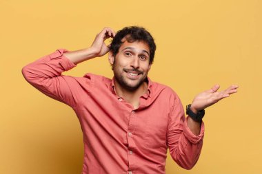 Genç ve yakışıklı Hintli adamın kafası karışık.