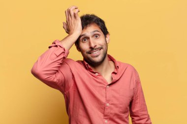 Genç ve yakışıklı Hintli adamın kafası karışık.