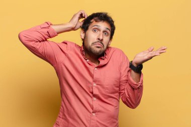 Genç ve yakışıklı Hintli adamın kafası karışık.