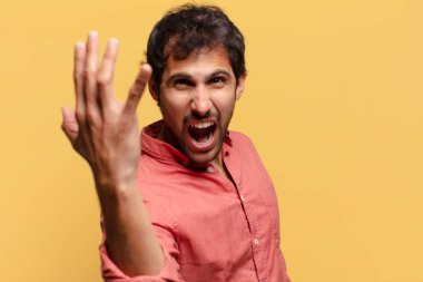 Genç, yakışıklı Hintli adam.