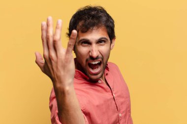 Genç, yakışıklı Hintli adam.