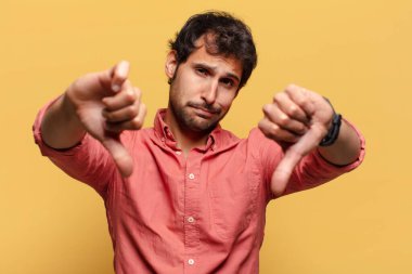 Genç, yakışıklı Hintli adam.