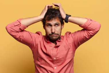 Genç, yakışıklı Hintli adam.