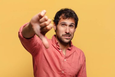 Genç, yakışıklı Hintli adam.