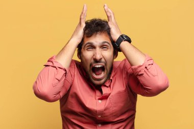 Genç, yakışıklı Hintli adam.