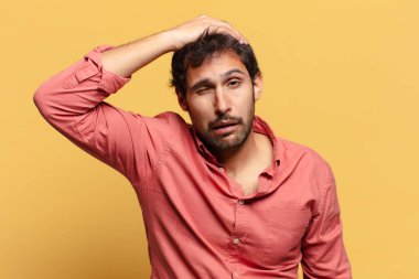 Genç, yakışıklı Hintli adam.