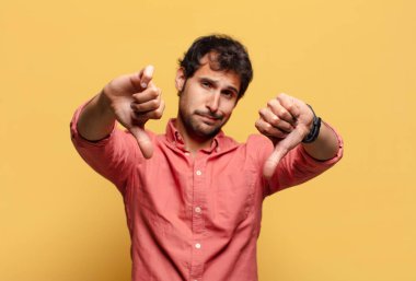 Genç, yakışıklı Hintli adam.