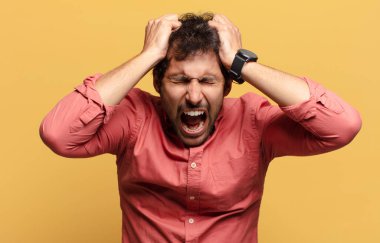 Genç, yakışıklı Hintli adam.