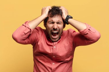 Genç, yakışıklı Hintli adam.