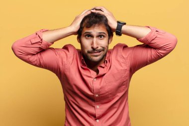 Genç, yakışıklı Hintli adam.