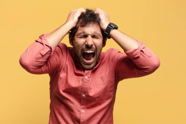 Genç, yakışıklı Hintli adam.