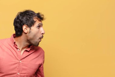 Genç, yakışıklı Hintli adam. şok veya şaşırmış ifade