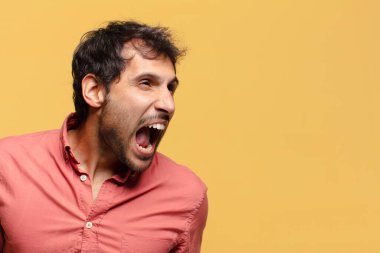 Genç, yakışıklı Hintli adam.