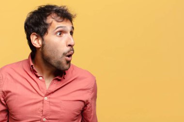 Genç, yakışıklı Hintli adam. şok veya şaşırmış ifade