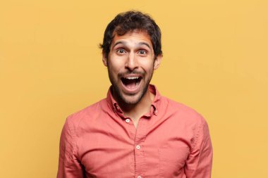 Genç, yakışıklı Hintli adam. şok veya şaşırmış ifade