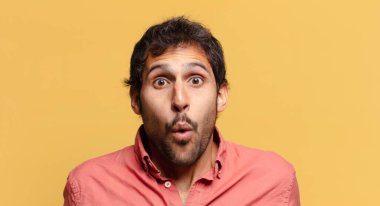 Genç, yakışıklı Hintli adam. şok veya şaşırmış ifade