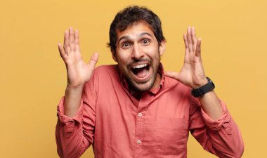 Genç, yakışıklı Hintli adam. şok veya şaşırmış ifade