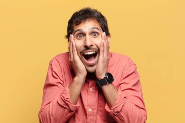 Genç, yakışıklı Hintli adam. şok veya şaşırmış ifade