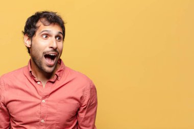 Genç, yakışıklı Hintli adam. şok veya şaşırmış ifade