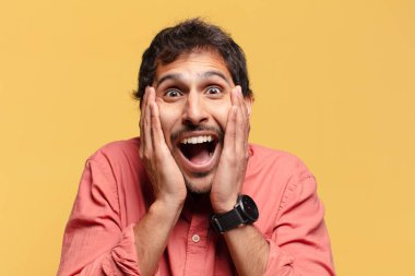 Genç, yakışıklı Hintli adam. şok veya şaşırmış ifade