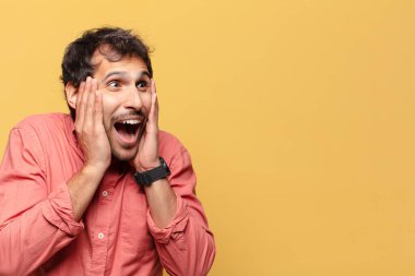 Genç, yakışıklı Hintli adam. şok veya şaşırmış ifade