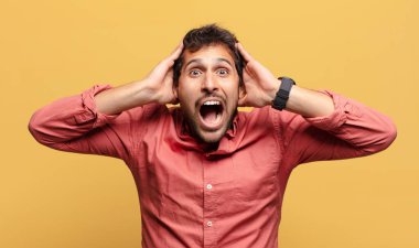 Genç, yakışıklı Hintli adam. Zaferi kazanan gibi kutluyoruz.