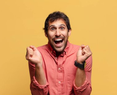 Genç, yakışıklı Hintli adam. Zaferi kazanan gibi kutluyoruz.