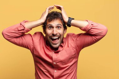 Genç, yakışıklı Hintli adam. şok veya şaşırmış ifade