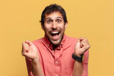 Genç, yakışıklı Hintli adam. Zaferi kazanan gibi kutluyoruz.