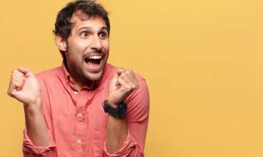 Genç yakışıklı Hintli adam ifadesini kutluyor.