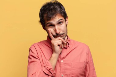 Genç, yakışıklı Hintli adam. Düşünen ya da kuşkulu ifade