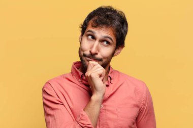 Genç, yakışıklı Hintli adam. Düşünen ya da kuşkulu ifade