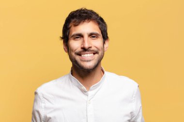 Genç, yakışıklı Hintli adam. Mutlu ve şaşırmış ifade