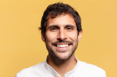 Genç, yakışıklı Hintli adam. Mutlu ve şaşırmış ifade