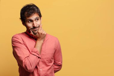 Genç, yakışıklı Hintli adam. Düşünen ya da kuşkulu ifade