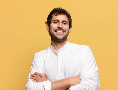 Genç, yakışıklı Hintli adam. Mutlu ve şaşırmış ifade