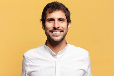 Genç, yakışıklı Hintli adam. Mutlu ve şaşırmış ifade