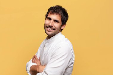 Genç, yakışıklı Hintli adam. Mutlu ve şaşırmış ifade