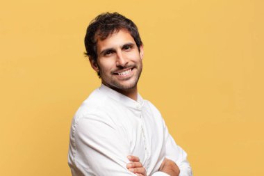 Genç, yakışıklı Hintli adam. Mutlu ve şaşırmış ifade