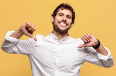 Genç ve yakışıklı Hintli adam mutlu ve gururlu