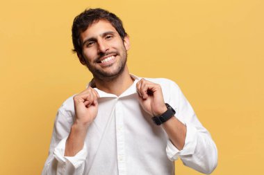 Genç ve yakışıklı Hintli adam mutlu ve gururlu