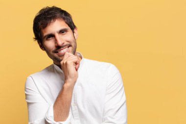 Genç, yakışıklı Hintli adam. Mutlu ve şaşırmış ifade