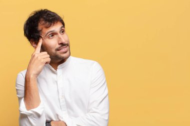 Genç, yakışıklı Hintli adam. Düşünen ya da kuşkulu ifade