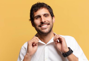 Genç ve yakışıklı Hintli adam mutlu ve gururlu