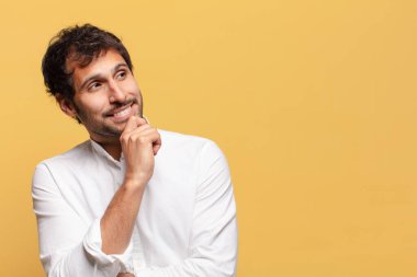 Genç ve yakışıklı Hintli adam mutlu ve gururlu