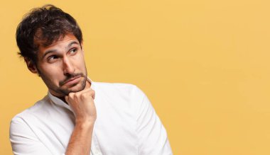 Genç, yakışıklı Hintli adam. Düşünen ya da kuşkulu ifade