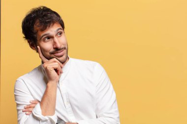 Genç, yakışıklı Hintli adam. Düşünen ya da kuşkulu ifade